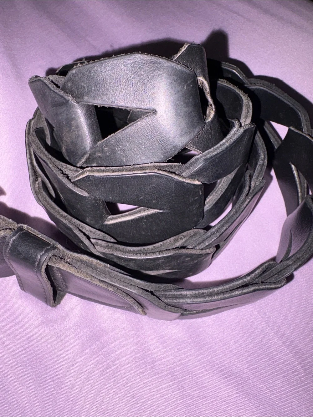 Vintage leather belt with a looped design  Black leather
